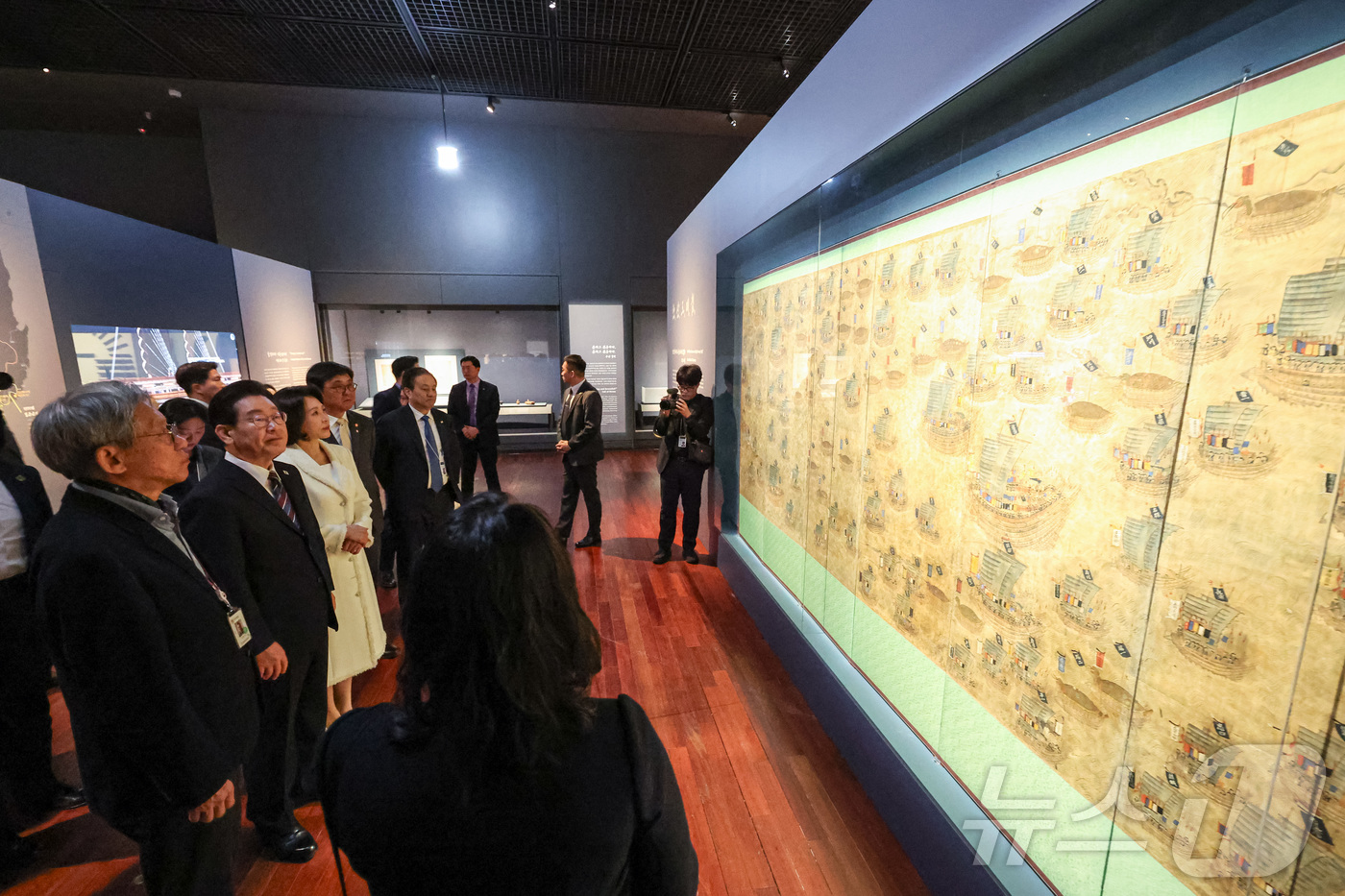 (서울=뉴스1) 허경 기자 = 이재명 대통령과 김혜경 여사가 26일 서울 용산구 국립중앙박물관에서 열린 특별전 '우리들의 이순신’에서 수군조련도를 관람하고 있다. 2026.2.26 …