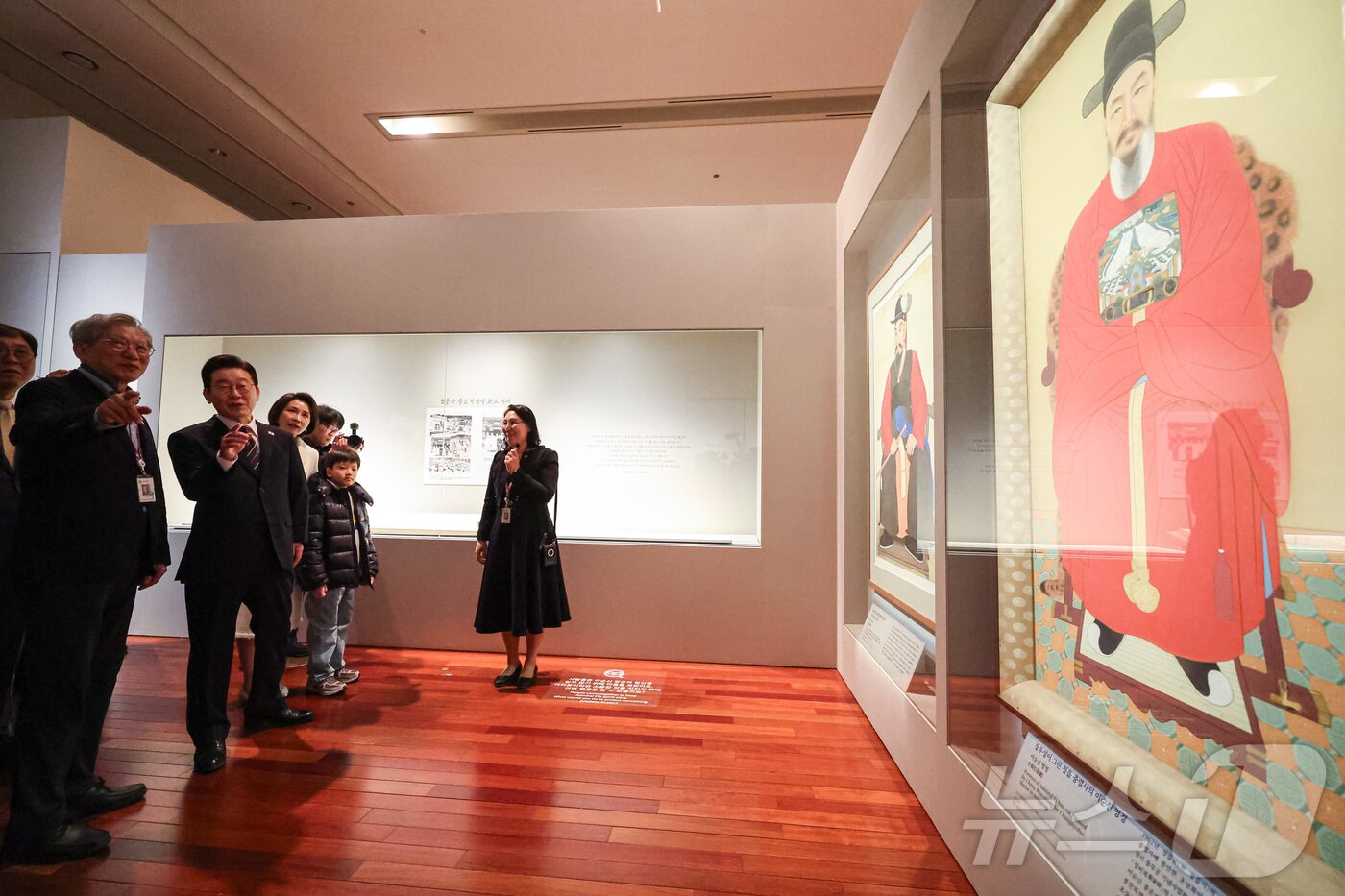 본문 이미지 - 이재명 대통령과 김혜경 여사가 26일 서울 용산구 국립중앙박물관에서 열린 특별전 '우리들의 이순신'을 관람하고 있다. 2026.2.26 ⓒ 뉴스1 허경 기자