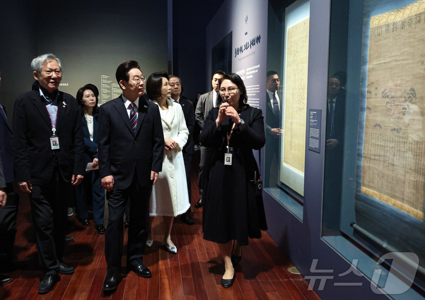 본문 이미지 - 이재명 대통령과 김혜경 여사가 26일 서울 용산구 국립중앙박물관에서 열린 특별전 '우리들의 이순신'을 관람하고 있다. 2026.2.26 ⓒ 뉴스1 허경 기자