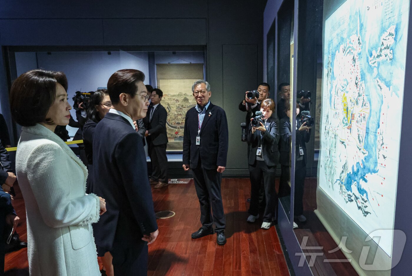 본문 이미지 - 이재명 대통령과 김혜경 여사가 26일 서울 용산구 국립중앙박물관에서 열린 특별전 '우리들의 이순신'을 관람하고 있다. 2026.2.26 ⓒ 뉴스1 허경 기자
