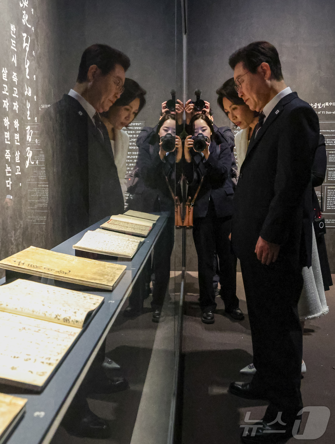 (서울=뉴스1) 허경 기자 = 이재명 대통령과 김혜경 여사가 26일 서울 용산구 국립중앙박물관에서 열린 특별전 '우리들의 이순신’에서 난중일기를 관람하고 있다. 2026.2.26/ …
