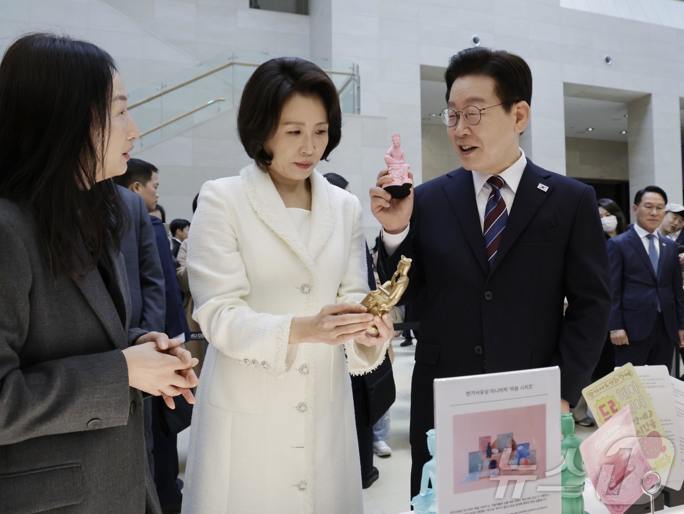 (서울=뉴스1) 허경 기자 = 이재명 대통령과 김혜경 여사가 26일 서울 용산구 국립중앙박물관에서 열린 특별전 '우리들의 이순신'을 관람한 뒤 상품관을 둘러보고 있다. 2026.2 …