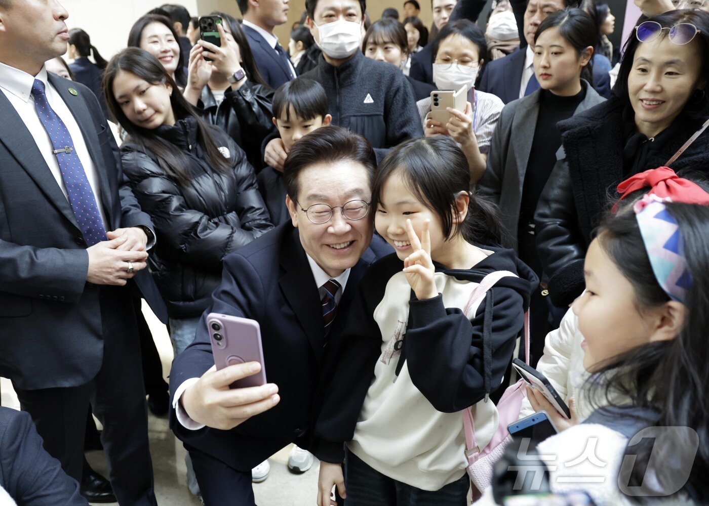 본문 이미지 - 이재명 대통령과 김혜경 여사가 26일 서울 용산구 국립중앙박물관에서 열린 특별전 '우리들의 이순신'을 관람하기 전 어린이와 기념촬영을 하고 있다. 2026.2.26 ⓒ 뉴스1 허경 기자