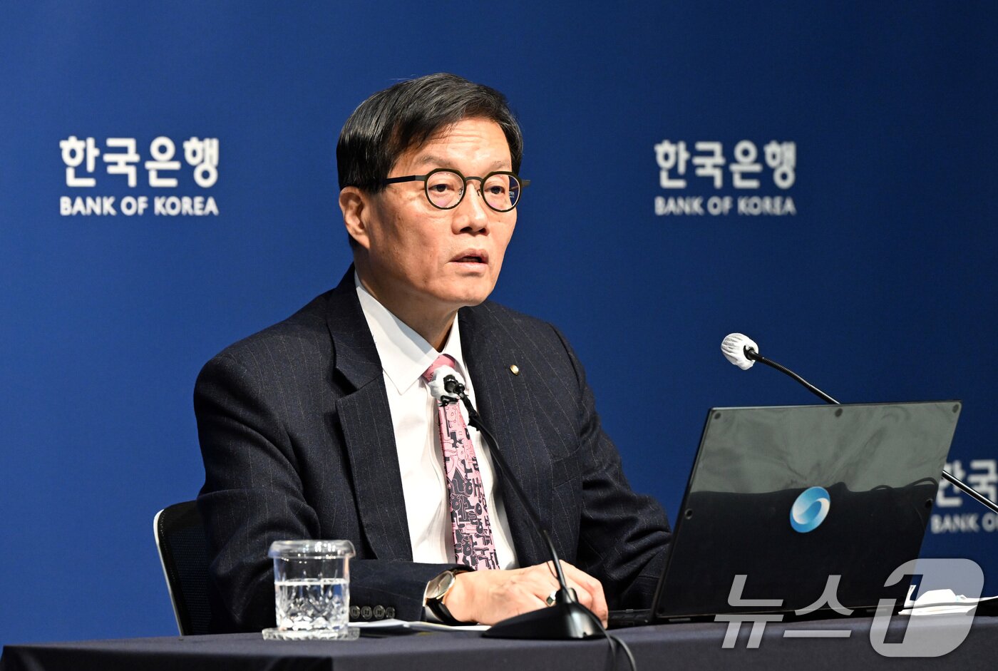 본문 이미지 - 이창용 한국은행 총재가 26일 서울 중구 한국은행 본관에서 열린 기자간담회에서 발언하고 있다. 2026.2.26 ⓒ 뉴스1 사진공동취재단