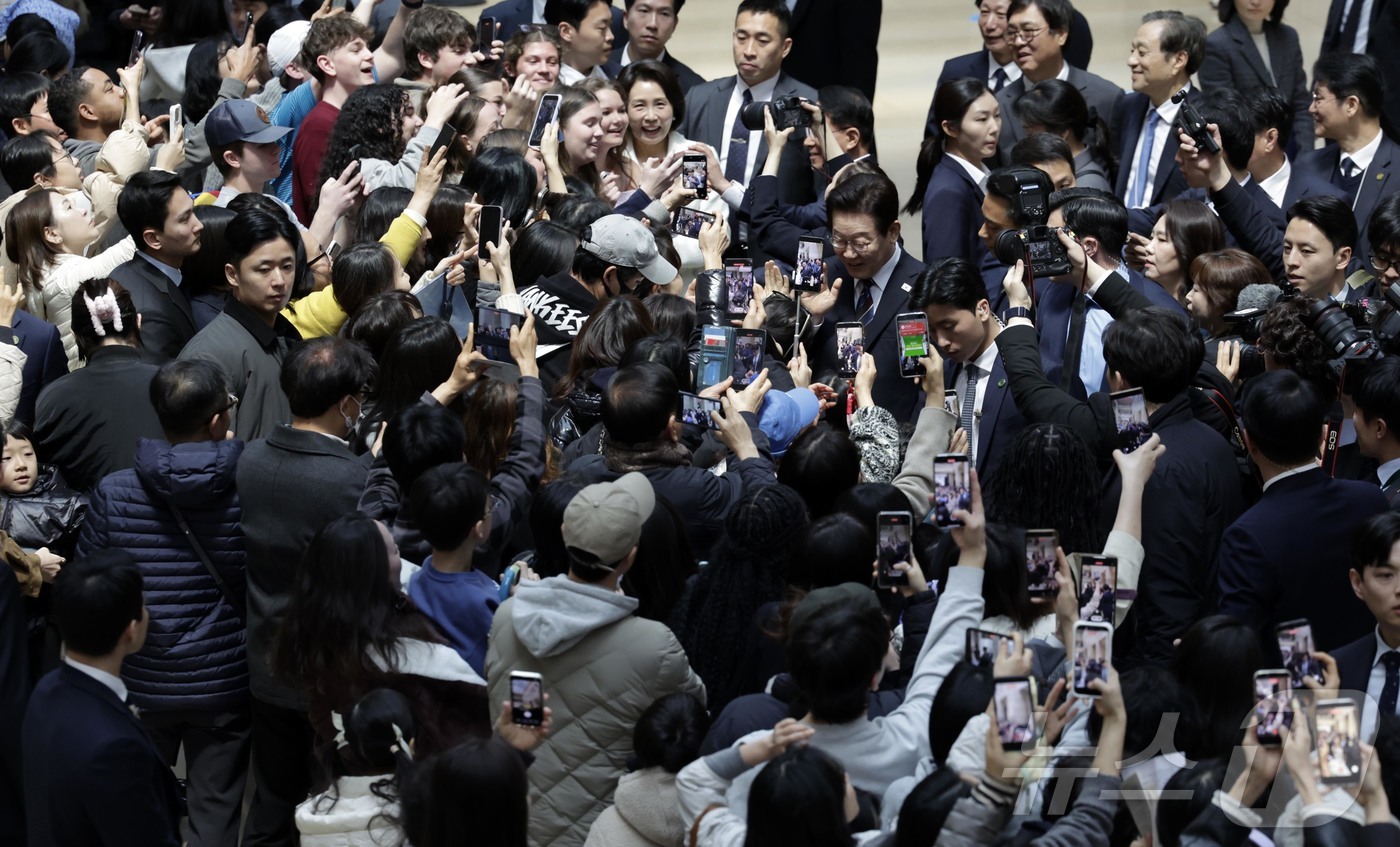 (서울=뉴스1) 허경 기자 = 이재명 대통령과 김혜경 여사가 26일 서울 용산구 국립중앙박물관에서 열린 특별전 '우리들의 이순신'을 관람한 뒤 시민들과 인사를 나누고 있다. 202 …