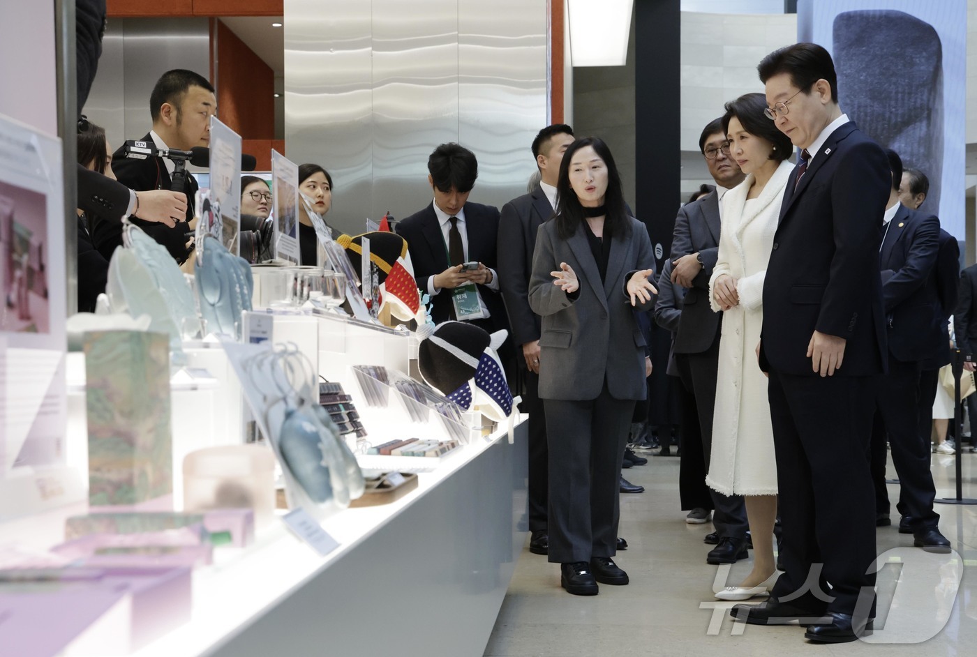 (서울=뉴스1) 허경 기자 = 이재명 대통령과 김혜경 여사가 26일 서울 용산구 국립중앙박물관에서 열린 특별전 '우리들의 이순신'을 관람한 뒤 상품관을 둘러보고 있다. 2026.2 …