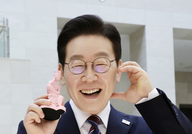 국중박 찾은 이 대통령 '우리들의 이순신' 관람…시민과 '셀카'도