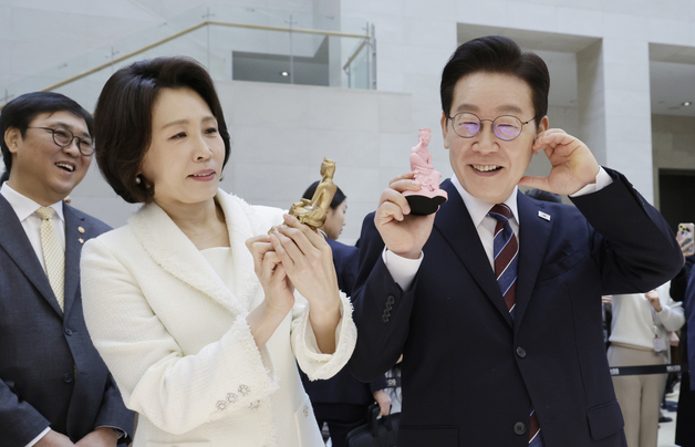 국립중앙박물관 기념품 손에 든 이재명 대통령·김혜경 여사