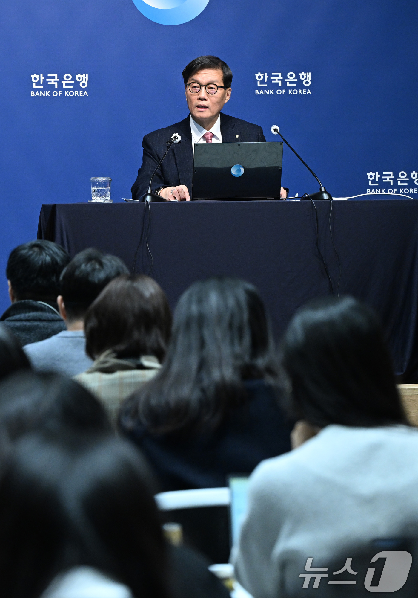 (서울=뉴스1) 사진공동취재단 = 이창용 한국은행 총재가 26일 서울 중구 한국은행 본관에서 열린 기자간담회에서 발언하고 있다. 2026.2.26/뉴스1