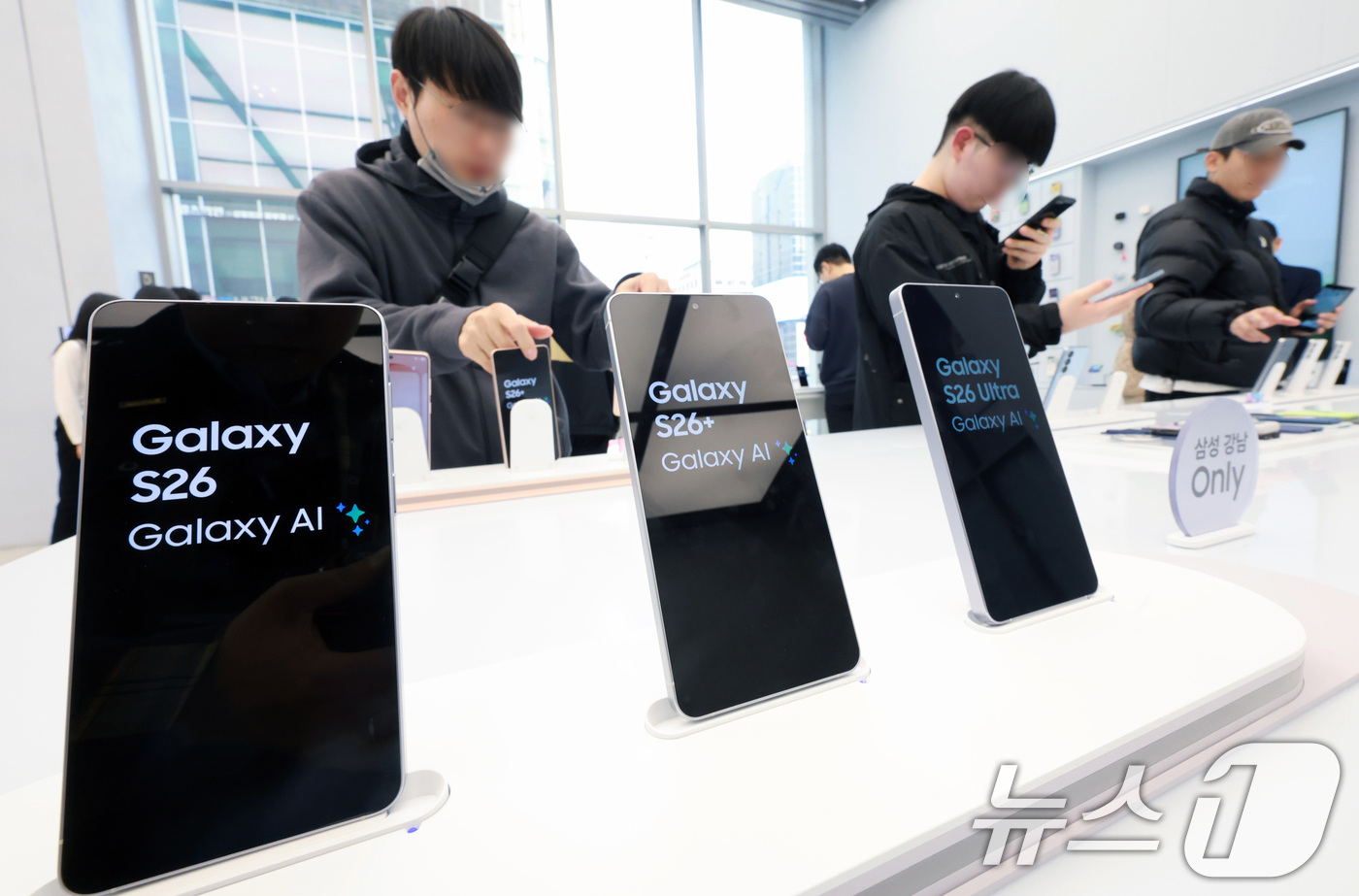 (서울=뉴스1) 이호윤 기자 = 26일 서울 강남구 삼성 강남 매장을 찾은 방문객들이 갤럭시 S26 시리즈를 체험하고 있다. 삼성전자는 3월 11일부터 갤럭시 S26 시리즈를 한국 …
