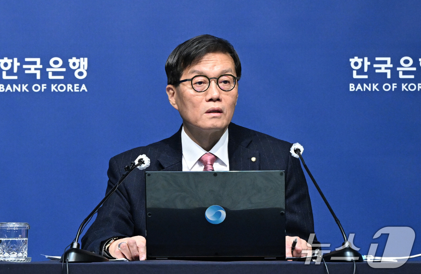 (서울=뉴스1) 사진공동취재단 = 이창용 한국은행 총재가 26일 서울 중구 한국은행 본관에서 열린 기자간담회에서 발언하고 있다. 2026.2.26/뉴스1
