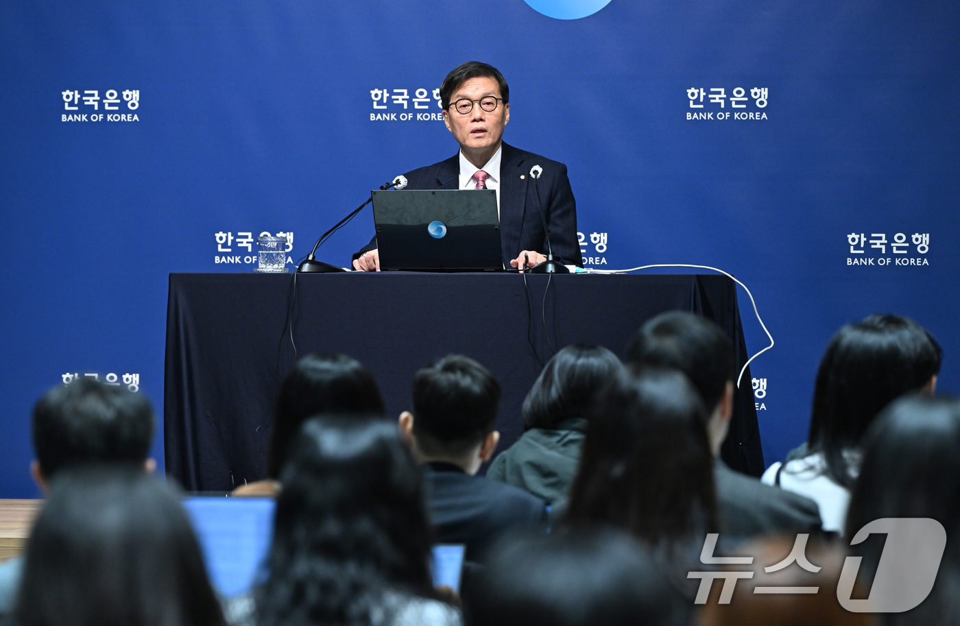 (서울=뉴스1) 사진공동취재단 = 이창용 한국은행 총재가 26일 서울 중구 한국은행 본관에서 열린 기자간담회에서 발언하고 있다. 2026.2.26/뉴스1