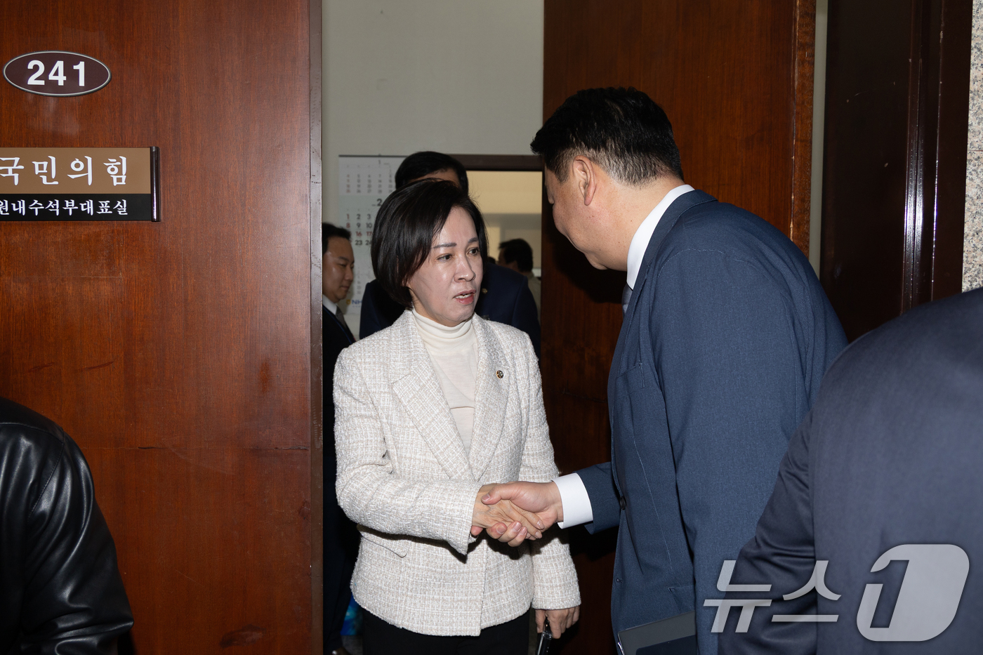 (서울=뉴스1) 이승배 기자 = 이인선 국민의힘 의원이 26일 서울 여의도 국회 원내수석부대표실에 마련된 대구경북 행정통합 특별법 찬반 투표소를 나서며 정희용 사무총장과 악수하고 …