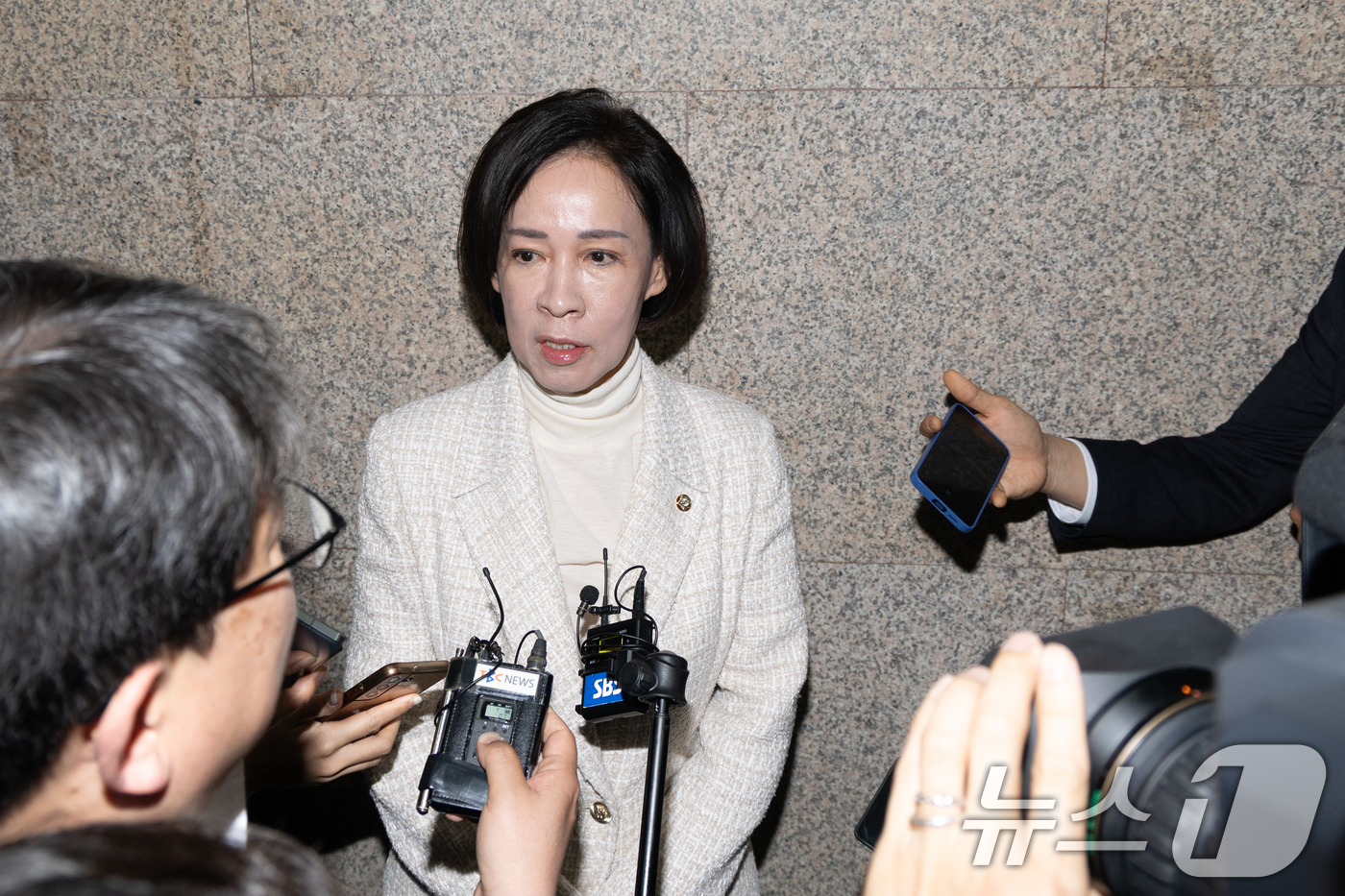 (서울=뉴스1) 이승배 기자 = 이인선 국민의힘 의원이 26일 서울 여의도 국회 원내수석부대표실에 마련된 대구경북 행정통합 특별법 찬반 투표소를 나서 취재진의 질문에 답하고 있다. …