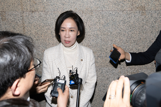 취재진 질문에 답변하는 이인선 국민의힘 의원