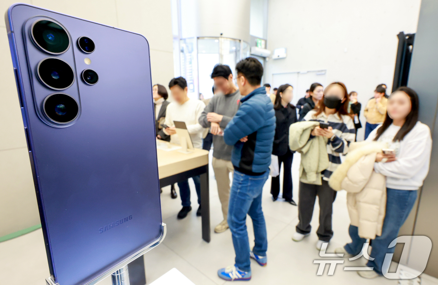 (서울=뉴스1) 이호윤 기자 = 26일 서울 강남구 삼성 강남 매장에서 갤럭시 S26 시리즈가 전시되어 있다. 삼성전자는 3월 11일부터 갤럭시 S26 시리즈를 한국, 미국, 영국 …