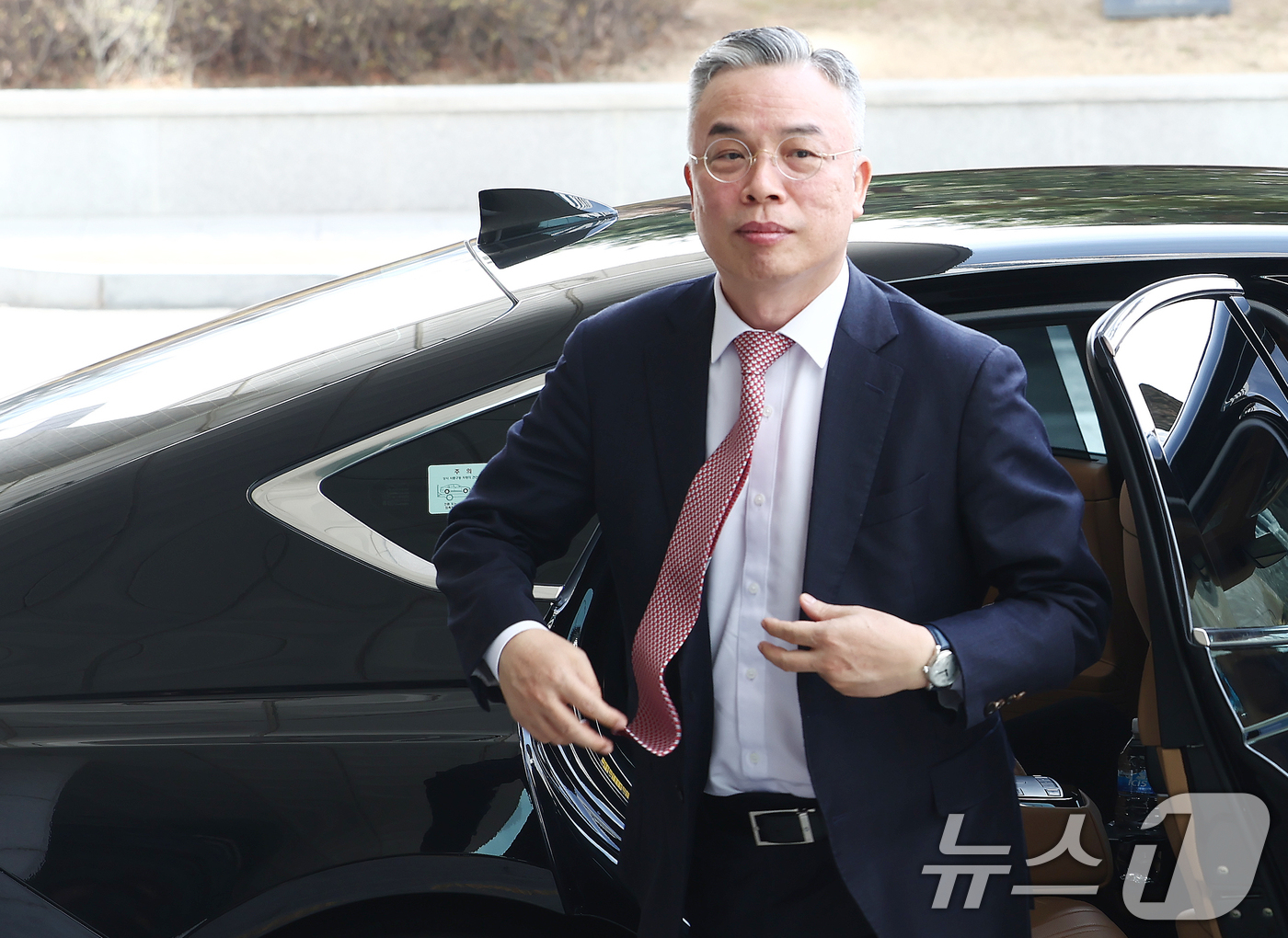 (서울=뉴스1) 김민지 기자 = 권창영 2차 종합특검팀 특별검사가 26일 오전 서울 서초구 서울고등법원에 마련된 내란특검 사무실을 예방하기 위해 차량에서 내리고 있다. 2026.2 …