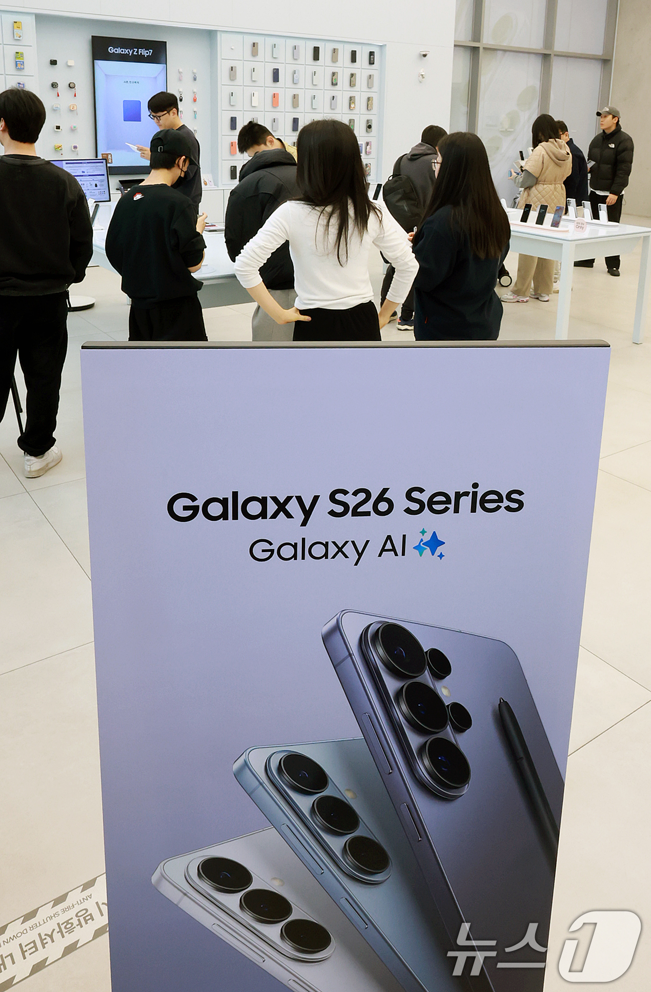 (서울=뉴스1) 이호윤 기자 = 26일 서울 강남구 삼성 강남 매장을 찾은 방문객들이 갤럭시 S26 시리즈를 체험하고 있다. 삼성전자는 3월 11일부터 갤럭시 S26 시리즈를 한국 …