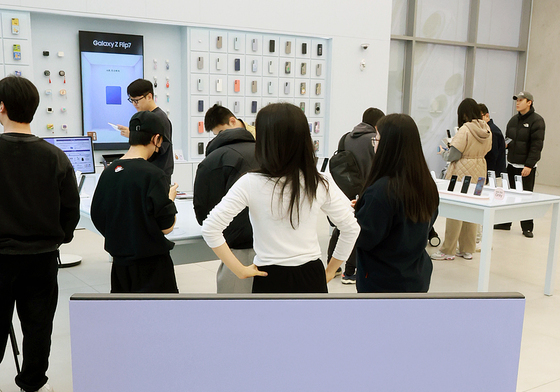 '갤럭시 S26 시리즈' 체험하는 방문객들