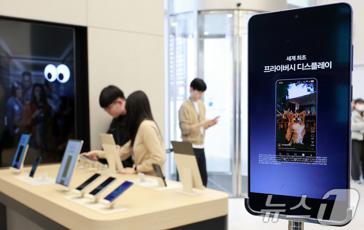 (서울=뉴스1) 이호윤 기자 = 26일 서울 강남구 삼성 강남 매장을 찾은 방문객들이 갤럭시 S26 시리즈를 체험하고 있다. 삼성전자는 3월 11일부터 갤럭시 S26 시리즈를 한국 …