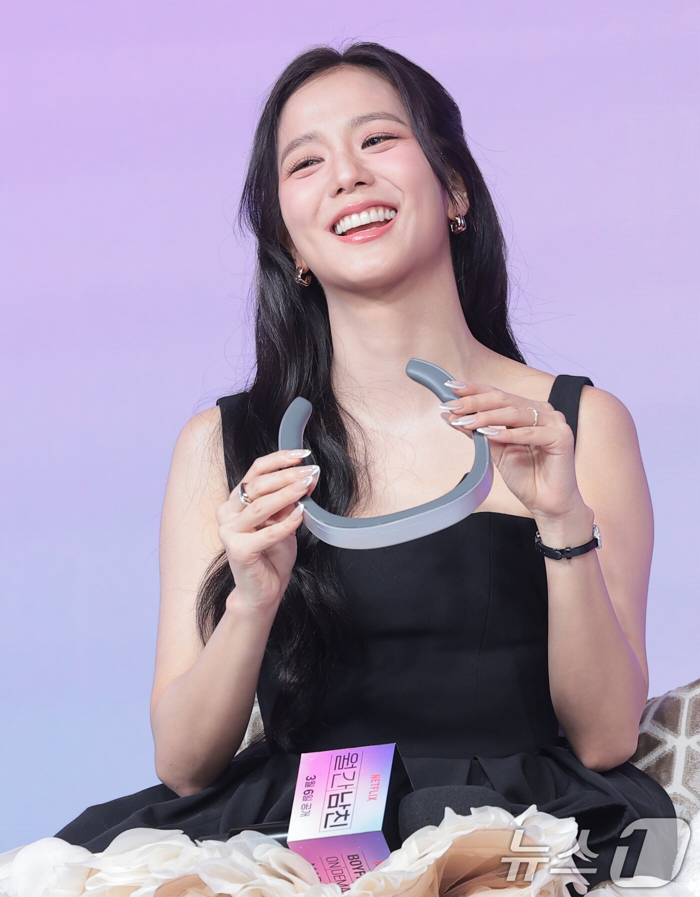 본문 이미지 - 블랙핑크 지수가 26일 서울 종로구 JW메리어트 동대문스퀘어서울에서 열린 넷플릭스 새 시리즈 '월간남친' 제작발표회에서 가상세계로 들어서는 디바이스를 들고 미소를 짓고 있다. ⓒ 뉴스1 권현진 기자