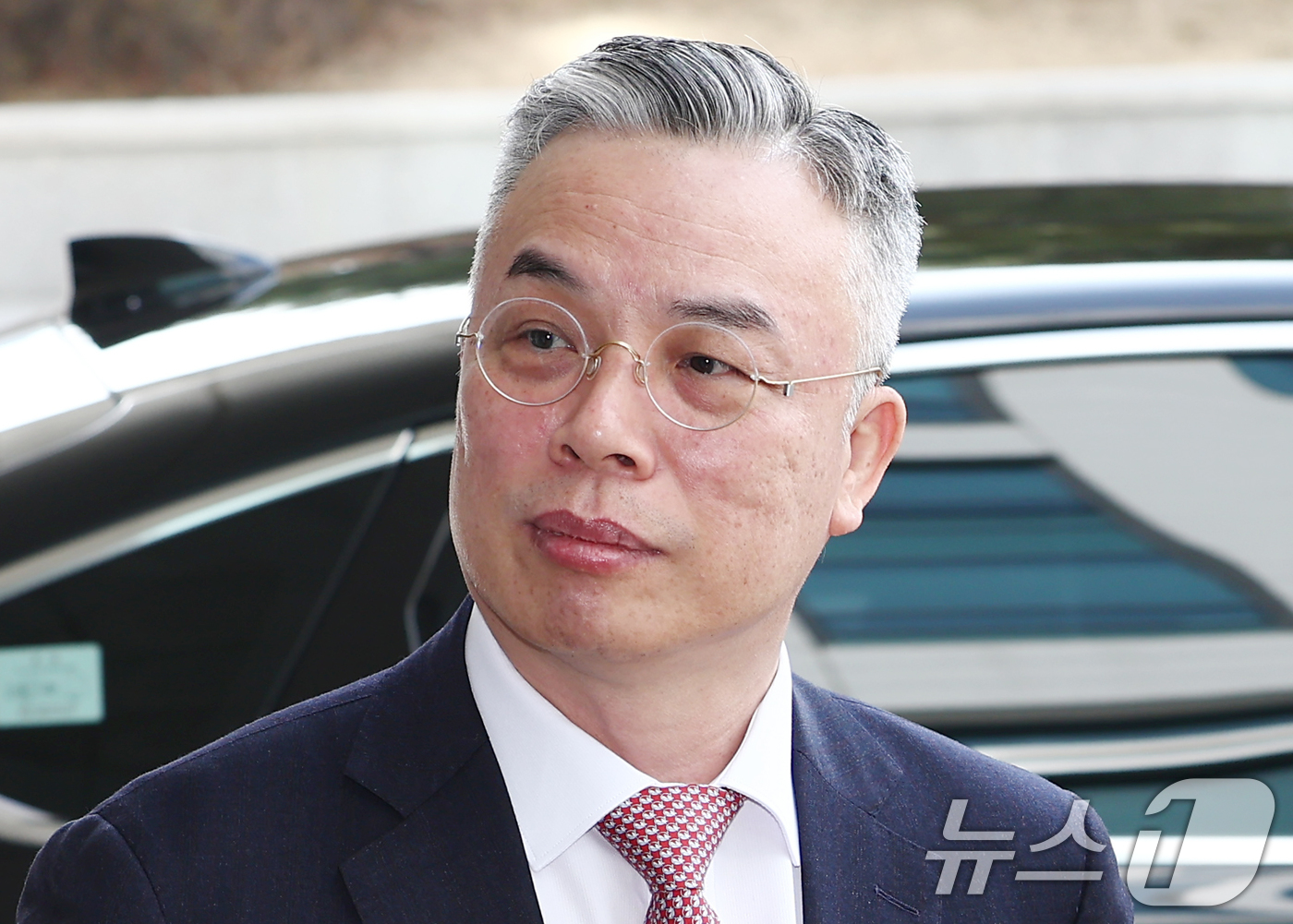 (서울=뉴스1) 김민지 기자 = 권창영 2차 종합특검팀 특별검사가 26일 오전 서울 서초구 서울고등법원에 마련된 내란특검 사무실을 예방하기 위해 들어서고 있다. 2026.2.26/ …