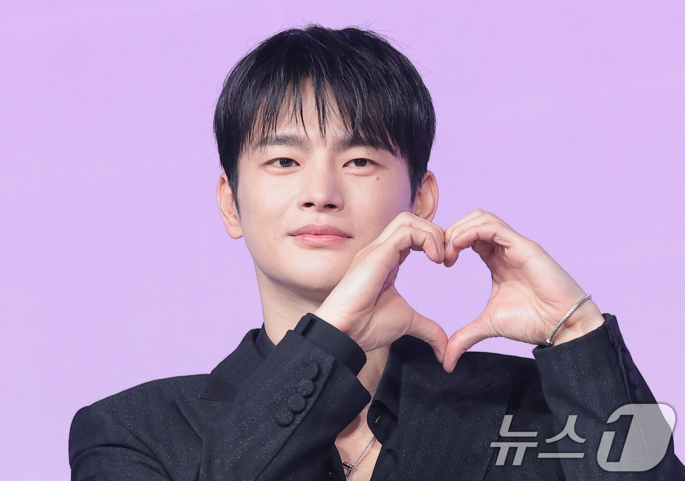 본문 이미지 - 가수 겸 배우 서인국이 26일 서울 종로구 JW메리어트 동대문스퀘어서울에서 열린 넷플릭스 새 시리즈 '월간남친' 제작발표회에서 포즈를 취하고 있다. '월간남친'은 현실 생활에 지친 웹툰 PD 미래(지수 분)가 가상 연애 시뮬레이션을 통해 연애를 구독하고 체험해 보는 로망 실현 로맨틱 코미디다. 2026.2.26 ⓒ 뉴스1 권현진 기자