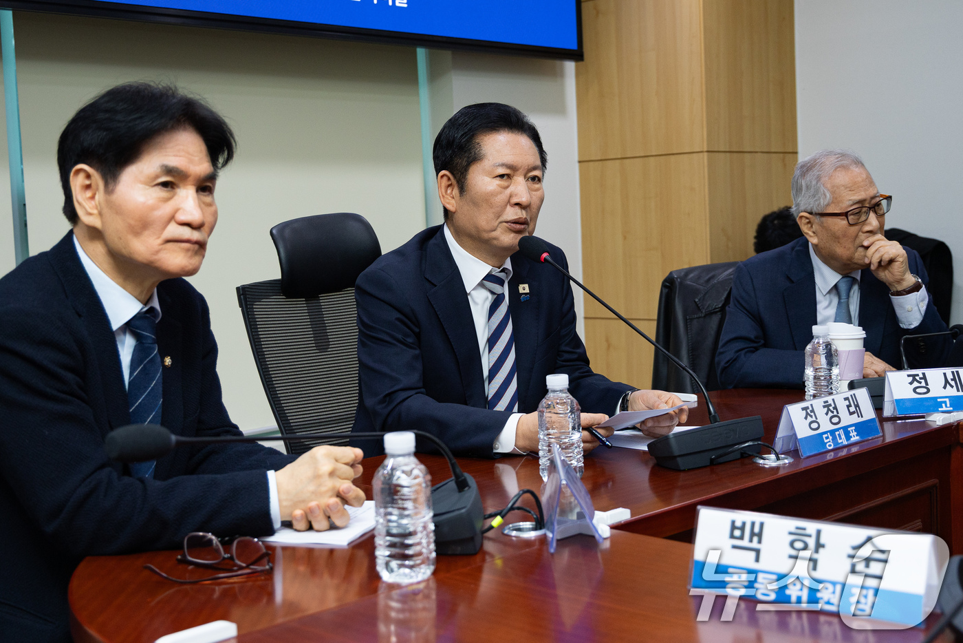 (서울=뉴스1) 유승관 기자 = 정청래 더불어민주당 대표가 26일 서울 여의도 국회 의원회관에서 열린 한반도평화신전략위원회 출범식에서 인사말을 하고 있다. 왼쪽은 이용선 공동위원장 …