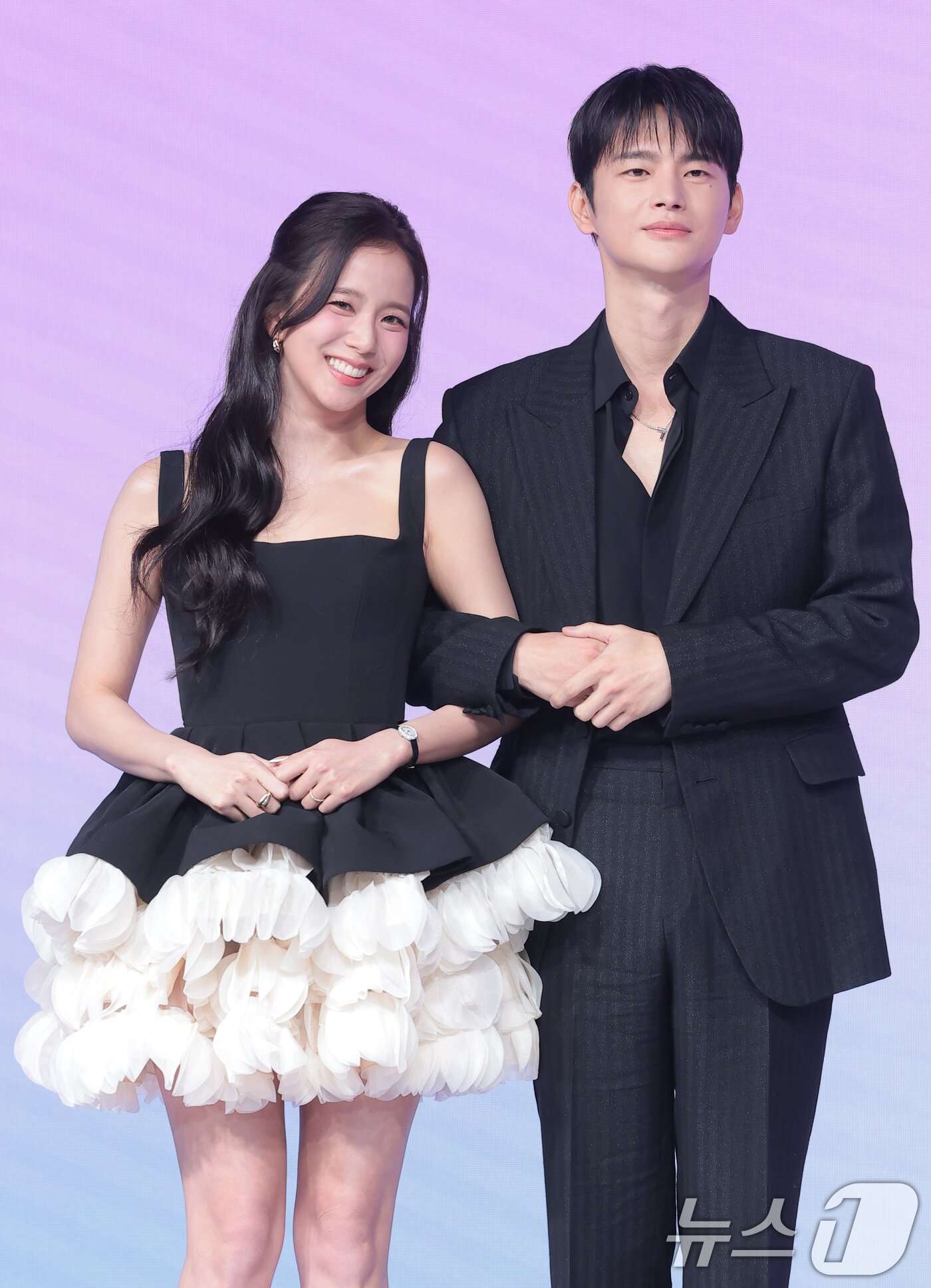 본문 이미지 - 가수 겸 배우 지수와 서인국(오른쪽)이 26일 서울 종로구 JW메리어트 동대문스퀘어서울에서 열린 넷플릭스 새 시리즈 '월간남친' 제작발표회에서 포즈를 취하고 있다. '월간남친'은 현실 생활에 지친 웹툰 PD 미래(지수 분)가 가상 연애 시뮬레이션을 통해 연애를 구독하고 체험해 보는 로망 실현 로맨틱 코미디다. 2026.2.26 ⓒ 뉴스1 권현진 기자