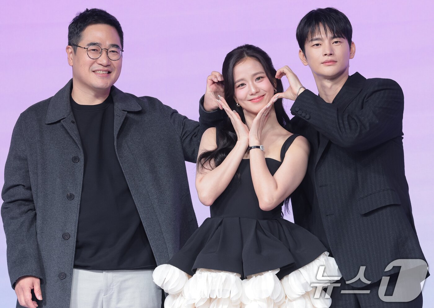 본문 이미지 - 김정식 감독(왼쪽부터)과 배우 지수, 서인국이 26일 서울 종로구 JW메리어트 동대문스퀘어서울에서 열린 넷플릭스 새 시리즈 '월간남친' 제작발표회에서 포즈를 취하고 있다. ⓒ 뉴스1 권현진 기자