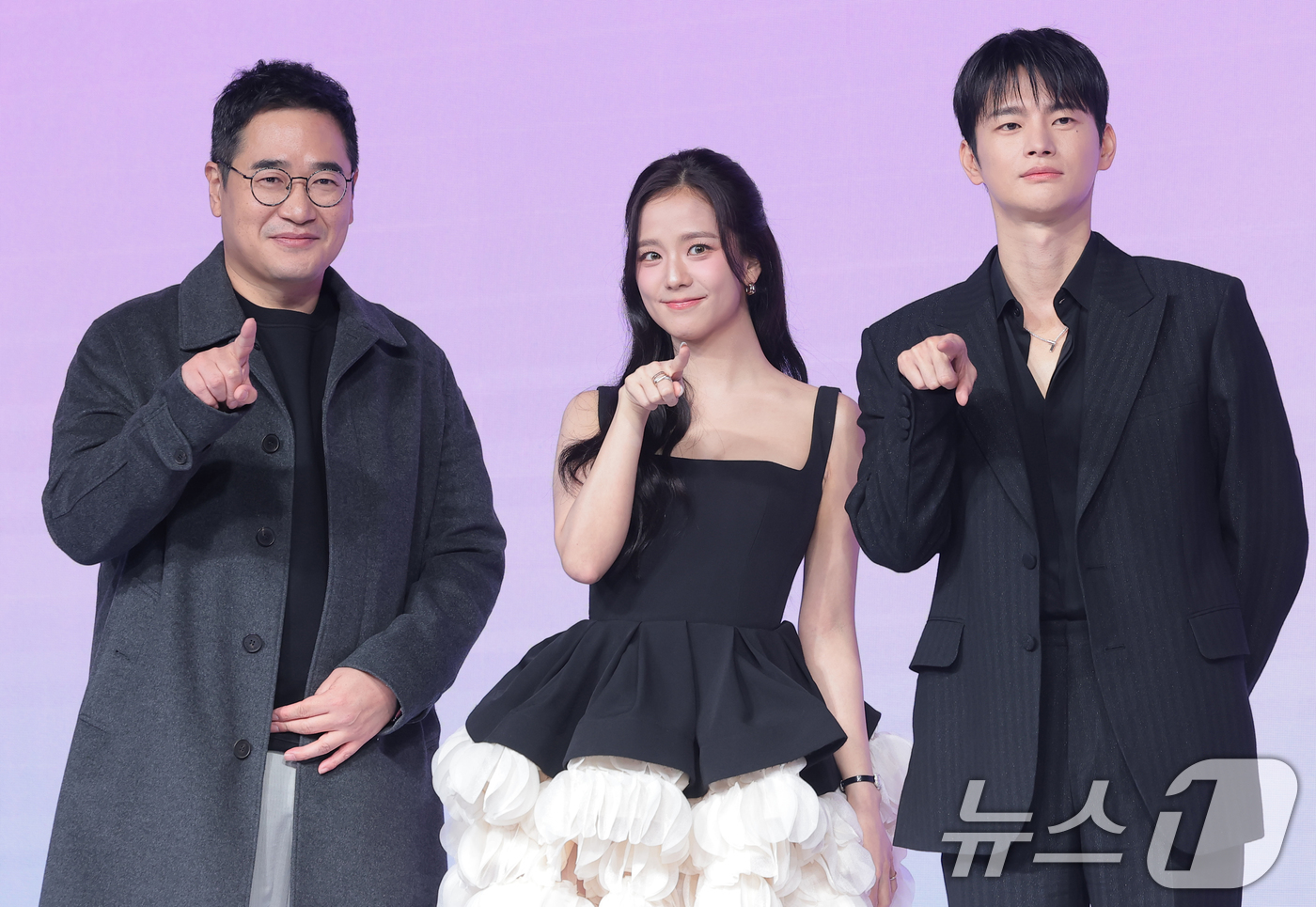 (서울=뉴스1) 권현진 기자 = 김정식 감독(왼쪽부터)과 배우 지수, 서인국이 26일 서울 종로구 JW메리어트 동대문스퀘어서울에서 열린 넷플릭스 새 시리즈 '월간남친' 제작발표회에 …