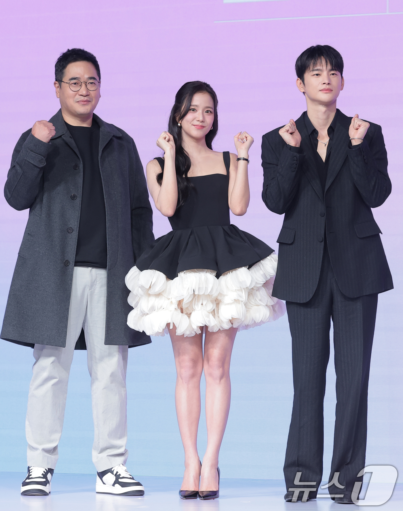 (서울=뉴스1) 권현진 기자 = 김정식 감독(왼쪽부터)과 배우 지수, 서인국이 26일 서울 종로구 JW메리어트 동대문스퀘어서울에서 열린 넷플릭스 새 시리즈 '월간남친' 제작발표회에 …