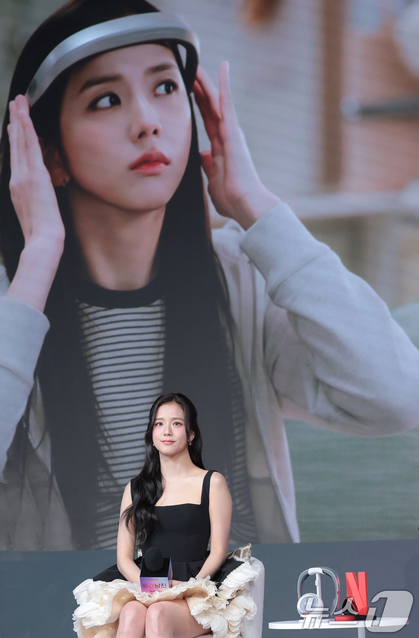 본문 이미지 - 블랙핑크 지수가 26일 서울 종로구 JW메리어트 동대문스퀘어서울에서 열린 넷플릭스 새 시리즈 '월간남친' 제작발표회에서 매력을 발산하고 있다. ⓒ 뉴스1 권현진 기자