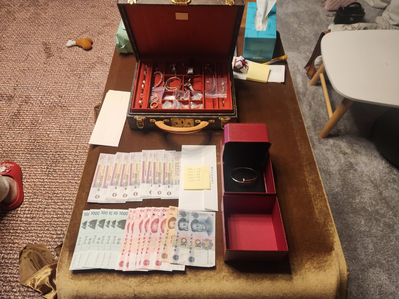 본문 이미지 - 국세청이 고액 상습체납자 수색 현장에서 압류한 물품. (국세청 제공)