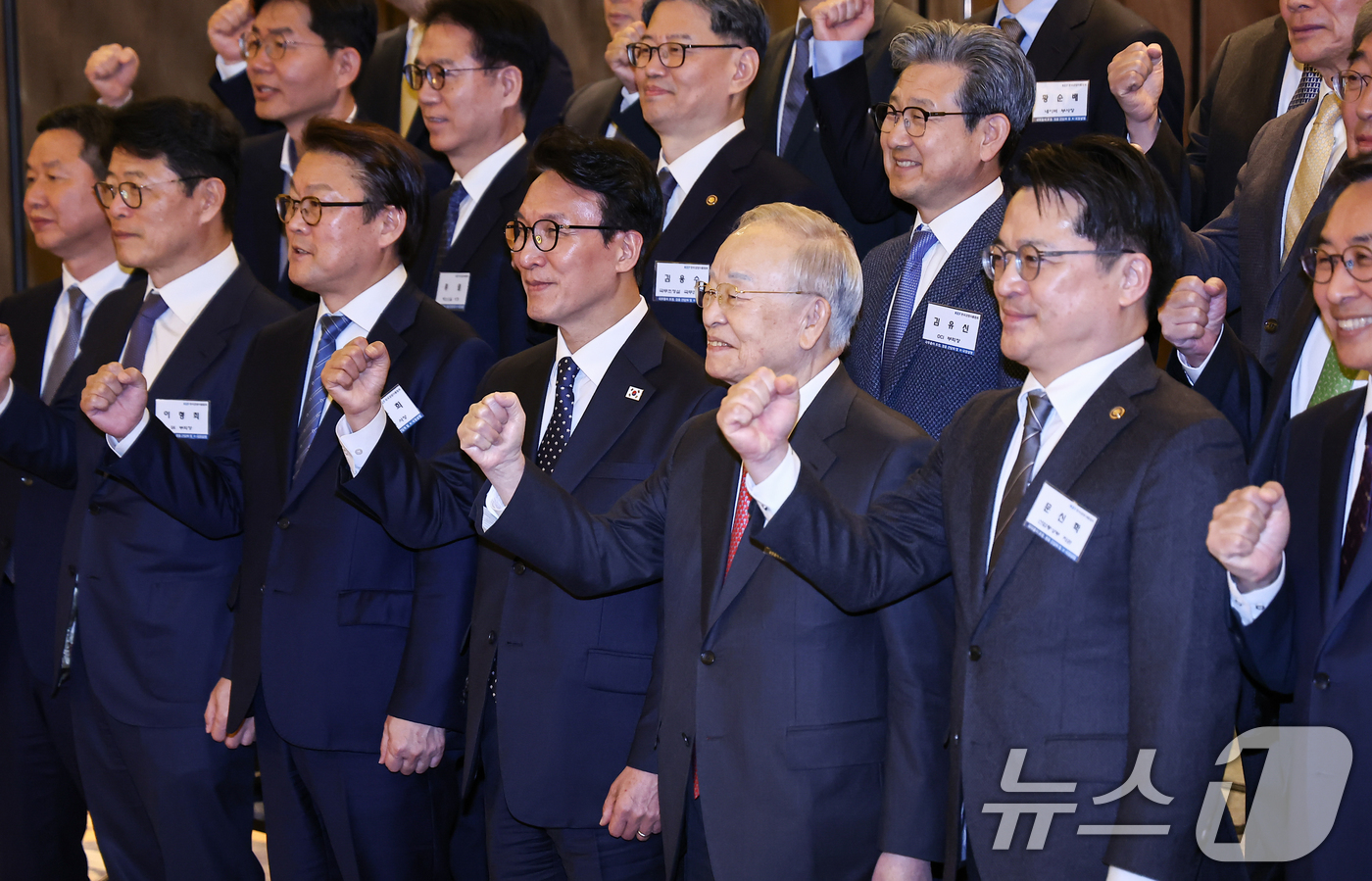 (서울=뉴스1) 김도우 기자 = 김민석 국무총리와 손경식 경총 회장을 비롯한 참석자들이 26일 서울 종로구 포시즌스호텔에서 열린 한국경영자총협회 오찬 간담회 및 K-국정설명회에서 …