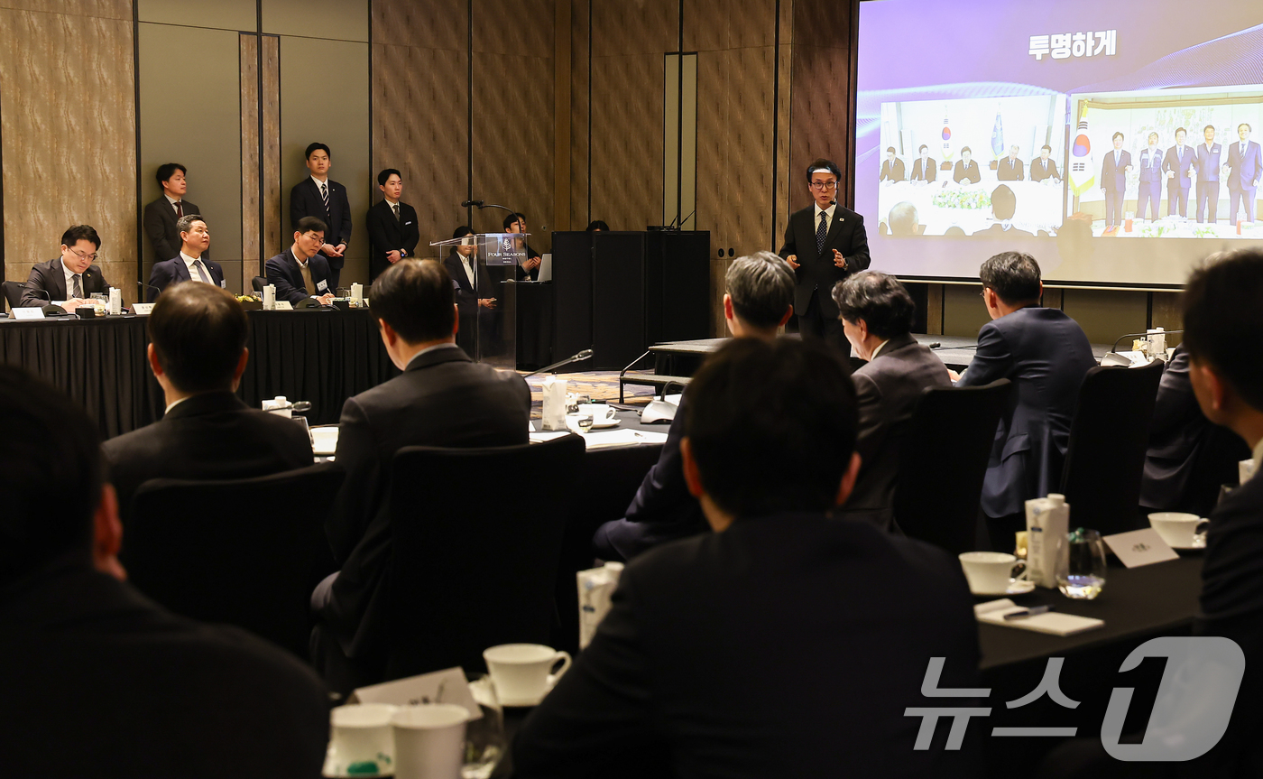 (서울=뉴스1) 김도우 기자 = 김민석 국무총리가 26일 서울 종로구 포시즌스호텔에서 열린 한국경영자총협회 오찬 간담회 및 K-국정설명회에서 강연을 하고 있다. 2026.2.26/ …