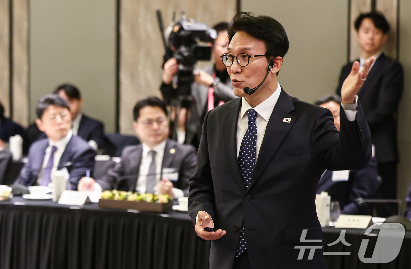 (서울=뉴스1) 김도우 기자 = 김민석 국무총리가 26일 서울 종로구 포시즌스호텔에서 열린 한국경영자총협회 오찬 간담회 및 K-국정설명회에서 강연을 하고 있다. 2026.2.26/ …