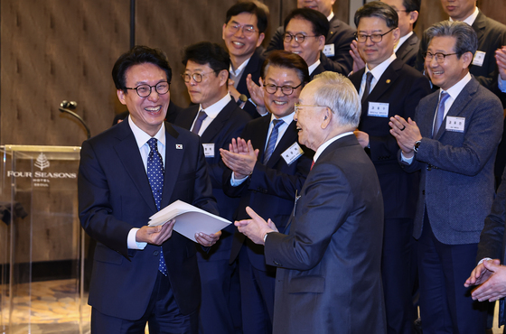 건의사항 전달받는 김민석 국무총리