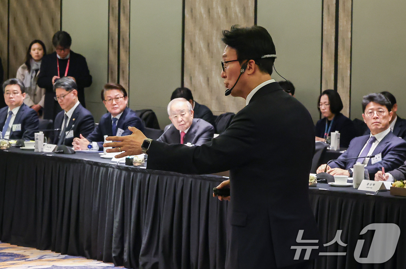 (서울=뉴스1) 김도우 기자 = 김민석 국무총리가 26일 서울 종로구 포시즌스호텔에서 열린 한국경영자총협회 오찬 간담회 및 K-국정설명회에서 강연을 하고 있다. 2026.2.26/ …