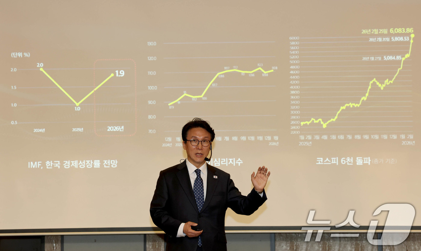 (서울=뉴스1) 김도우 기자 = 김민석 국무총리가 26일 서울 종로구 포시즌호텔에서 열린 한국경영자총협회 회장단 및 그룹 CEO들과 오찬간담회에서 국정설명회를 하고 있다. (공동취 …