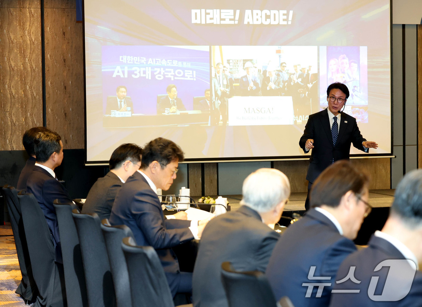 (서울=뉴스1) 김도우 기자 = 김민석 국무총리가 26일 서울 종로구 포시즌호텔에서 열린 한국경영자총협회 회장단 및 그룹 CEO들과 오찬간담회에서 국정설명을 하고 있다. (공동취재 …