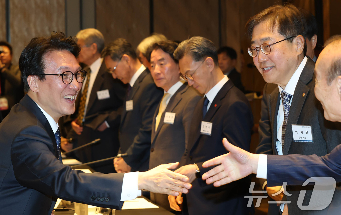 (서울=뉴스1) 김도우 기자 = 김민석 국무총리가 26일 서울 종로구 포시즌호텔에서 열린 한국경영자총협회 회장단 및 그룹 CEO들과 오찬간담회에서 참석들과 인사를 나누고 있다. ( …