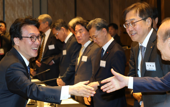 참석자들과 인사 나누는 김민석 총리