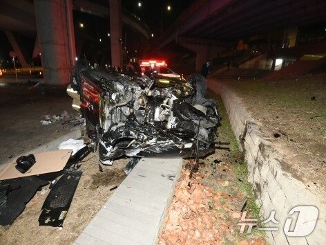 본문 이미지 - 지난 25일 오후 8시 44분쯤 반포대교에서 주행하던 포르쉐 차량이 강변북로를 주행 중이던 벤츠 차량 위로 떨어진 뒤 잠수교까지 추락해 운전자를 포함한 2명이 다치고 차량 4대가 파손되는 사고가 발생했다. 서울 용산경찰서는 사고를 낸 포르쉐 차량에서 프로포폴 주사제와 진정마취용 약물, 일회용 주사기 등을 발견하고 운전자인 30대 여성 A 씨를 이날 자정 40분쯤 긴급체포했다. (용산소방서 제공)2026.2.26 ⓒ 뉴스1