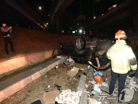 본문 이미지 - 지난 25일 오후 8시 44분쯤 반포대교에서 주행하던 포르쉐 차량이 강변북로를 주행 중이던 벤츠 차량 위로 떨어진 뒤 잠수교까지 추락해 운전자를 포함한 2명이 다치고 차량 4대가 파손되는 사고가 발생했다. 서울 용산경찰서는 사고를 낸 포르쉐 차량에서 프로포폴 주사제와 진정마취용 약물, 일회용 주사기 등을 발견하고 운전자인 30대 여성 A 씨를 이날 자정 40분쯤 긴급체포했다. (용산소방서 제공)2026.2.26 ⓒ 뉴스1