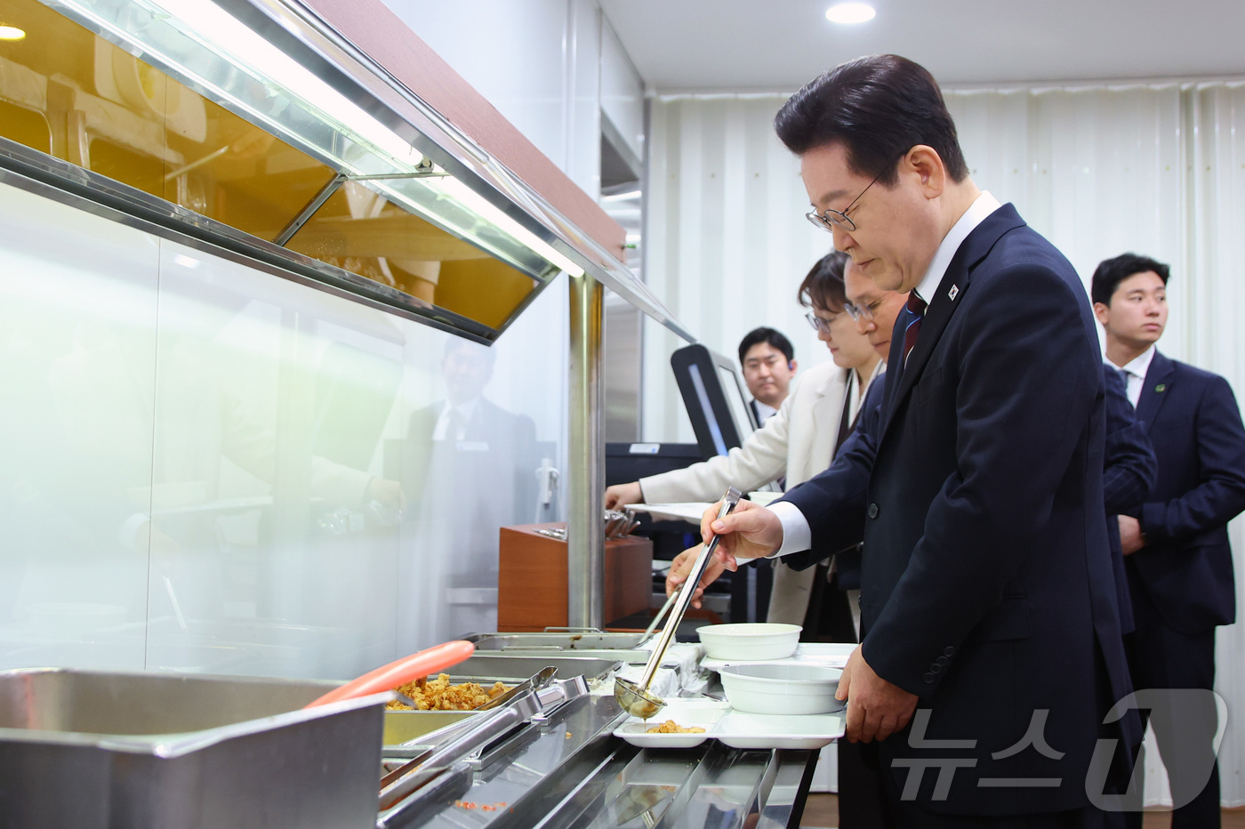 (서울=뉴스1) 이재명 기자 = 이재명 대통령이 26일 춘추관 구내식당을 찾아 식판에 음식을 담고 있다. (청와대통신사진기자단) 2026.2.26/뉴스1