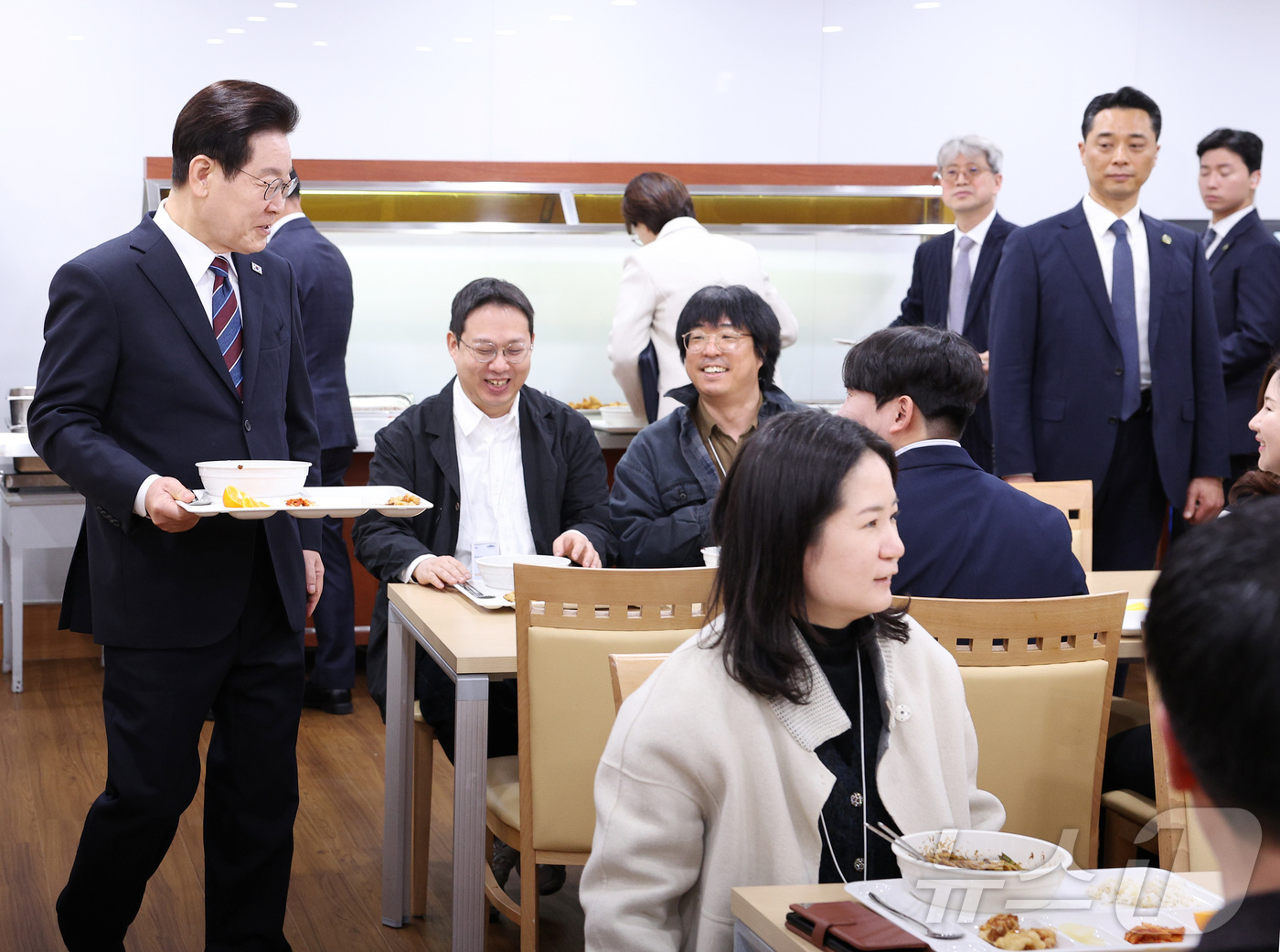 (서울=뉴스1) 이재명 기자 = 이재명 대통령이 26일 춘추관 구내식당을 찾아 식판에 음식을 담은 후 자리로 향하고 있다. (청와대통신사진기자단) 2026.2.26/뉴스1