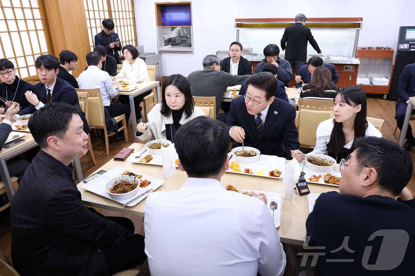 (서울=뉴스1) 이재명 기자 = 이재명 대통령이 26일 춘추관 구내식당에서 기자들과 점심식사를 하고 있다. (청와대통신사진기자단) 2026.2.26/뉴스1