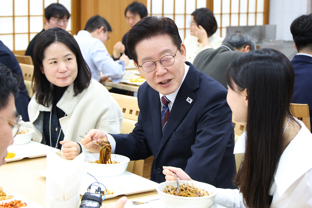 취재진들과 점심식사 하는 이재명 대통령