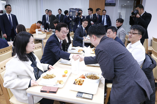 취재진과 악수하는 이재명 대통령